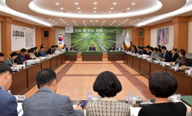 담양군(군수 이병노)은 지난 29일 담양군청 면앙정실에서 이병노 군수 주재로 간부공무원 및 읍면장이 참석한 가운데 주요 현안 사항 논의를 위한 10월 읍면장회의를 개최했다. 사진=담양군