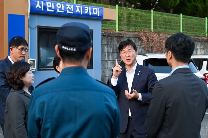 이민근 안산시장이 지난달 31일 아동 성범죄자 조두순 거주지 주변에 대한 합동 순찰에 나섰다. 사진=안산시