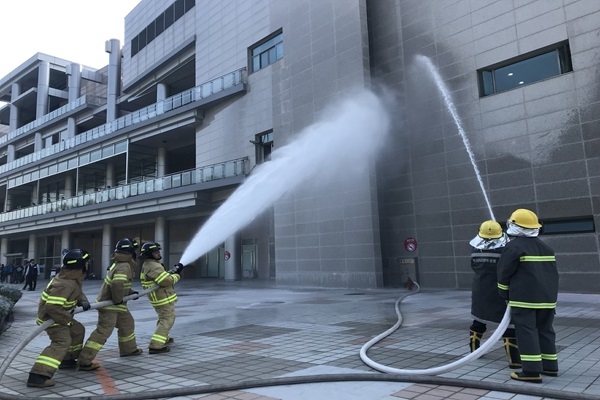 합동 소방 훈련에서 소방관이 관람대 화재를 막는 모습. 사진=한국마사회 렛츠런파크 부산경남