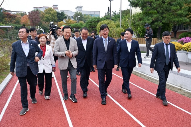 안산시는 1일 상록구에 소재한 송호고등학교에서‘미래형 학교 운동장’개장식을 개최했다. 사진=안산시