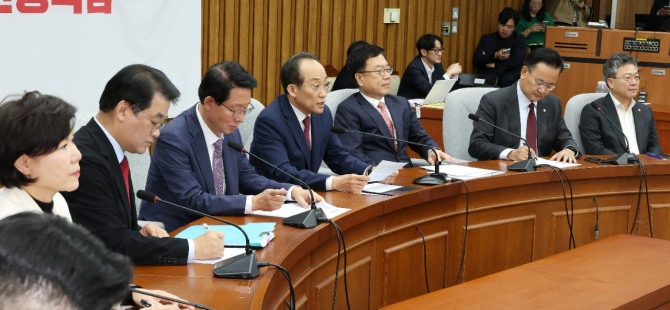 추경호 국민의힘 원내대표(사진 가운데)가 1일 서울 여의도 국회에서 열린 국정감사대책회의에서 발언하고 있다. 사진=연합뉴스