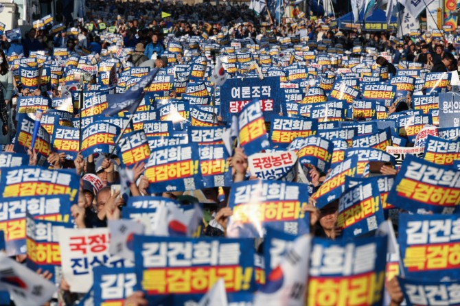 2일 서울 중구 서울역 일대에서 더불어민주당 주최로 열린 '김건희 윤석열 국정농단 규탄·특검 촉구 국민행동의날' 집회에서 참가자들이 구호를 외치고 있다.