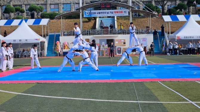 한국체육대학교 태권도 시범단이 시범을 보이고 있다. 눈을 가리고 공중회전 하면서 송판 격파를 하고 있다.  사진=유영재 기자