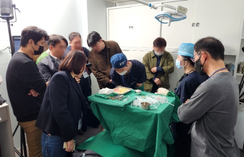 밸런스랩성형외과의원 임수성 원장이 ‘H.E.L.F. Training’에서 현장 시연을 실시하고 있다. 사진=휴젤