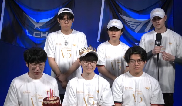 2024 월드 챔피언십 우승 후 인터뷰하는 T1 LOL 선수단. 왼쪽부터 '제우스' 최우제, '오너' 문현준, '이상혁' 페이커, '케리아' 류민석, '구마유시' 이민형, '레클레스' 마틴 라르손. 사진=LCK 공식 유튜브 채널