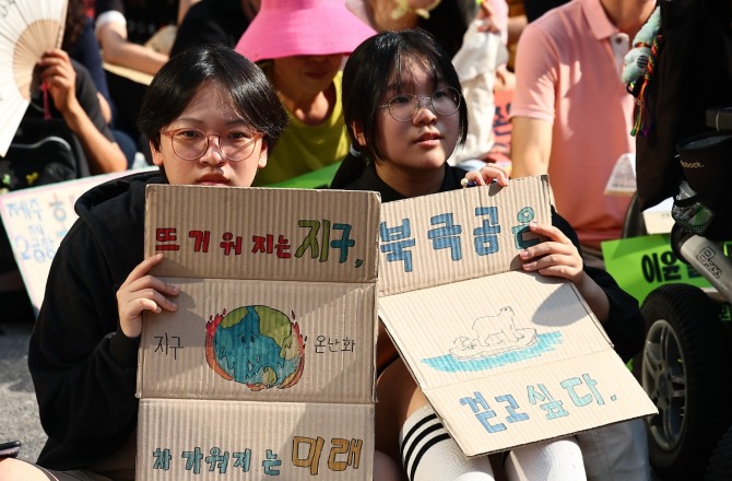 UN이 지정한 푸른하늘의 날인 지난 9월 7일 서울 강남구 서울지하철 2호선 강남역 인근에서 907 기후정의행진에서 참가자들이 손팻말을 들고 구호를 외치고 있다. 푸른 하늘의 날(9월7일)은 대기환경의 중요성을 알리고, 기후변화에 대한 이해와 관심을 높이기 위해 2019년 국제연합(UN) 기후행동 정상회의에서 대한민국의 제안으로 제정된 최초의 국제연합 기념일이자 국가기념일이다. 사진=뉴시스