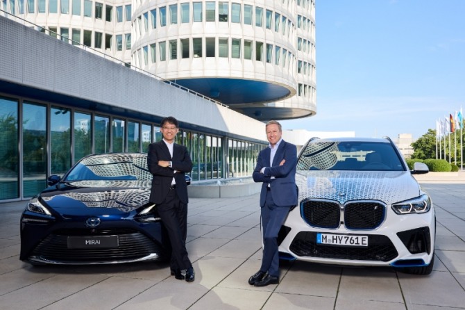 BMW CEO 올리버 집세(오른쪽)와 토요타 사장 고지 사토.