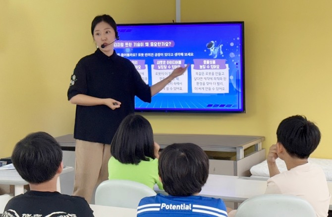 LG이노텍이 운영하는 '소재·부품 과학교실'에서 한 강사가 어린이들에게 디지털 트윈 기술에 관해 설명하고 있다. 사진=LG이노텍