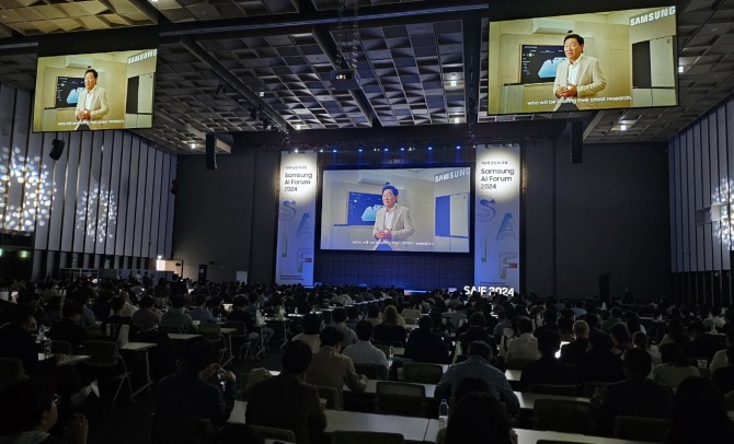 '삼성 AI 포럼 2024'에서 한종희 삼성전자 대표이사(부회장)이 개회사를 하고 있다. 사진=삼성전자