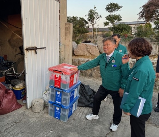 지난 30일, 장세일 군수는 최근 발생한 백수읍 지산리 주택 화재 현장을 방문하여 현장 점검 및 피해를 입은 주민을 위로하고, 신속한 피해 복구를 위한 대책 마련을 지시하였다. 사진=영광군