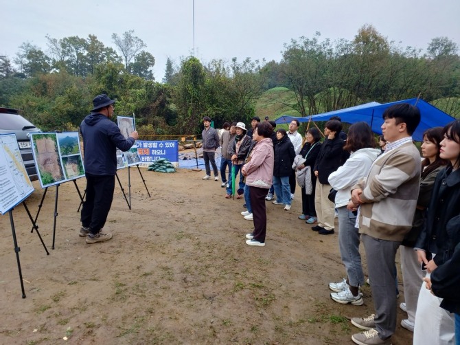 박은옥 교육장을 비롯한 직원 40여 명은 직원소통·공감의 날 행사의 일환으로 1일 상주와 문경 일대의 문화유적지 탐방을 실시했다. 사진=상주교육청