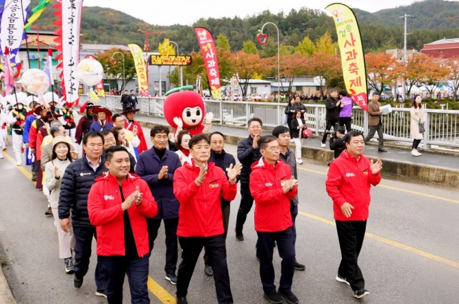 제18회 청송사과축제 청송사과 퍼레이드. 사진=청송군