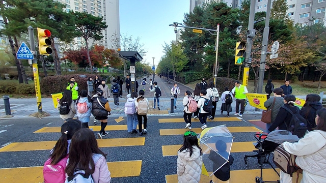 6일 오전 이현재 하남시장이 미사초등학교 통학로에서 교통 안전 지도를 하고 있다. 사진=하남시