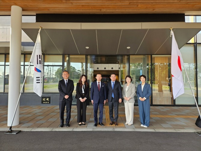 전남 영암군 방문단이 4일 일본 간자키시청에서 우호교류 협력 회의를 가졌다. 사진=영암군