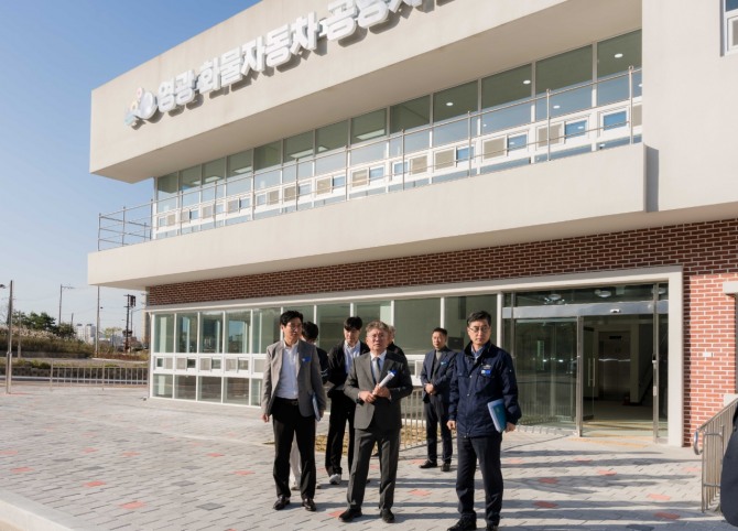 영광군(군수 장세일)은 6일 영광읍 백학리 일원에 조성된 영광 화물자동차 공영차고지를 방문해 차고지 운영 사항과 시설을 점검하고 있다. 사진=영광군