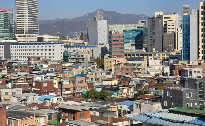 최근 뜨거운 관심을 받고 있는 신당10구역 입찰 마감이 임박했다. 업계에선 찾아보기 힘들어진 경쟁 입찰이 성사될지 주목하고 있다. 유력한 입찰 참여 후보사는 GS건설과 HDC현대산업개발이다. 신당10구역 일대 전경. 사진=문용균 글로벌이코노믹 기자