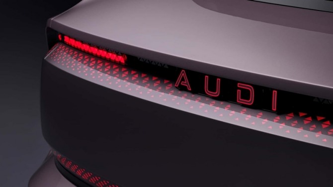 아우디의 대문자 'AUDI' 브랜드