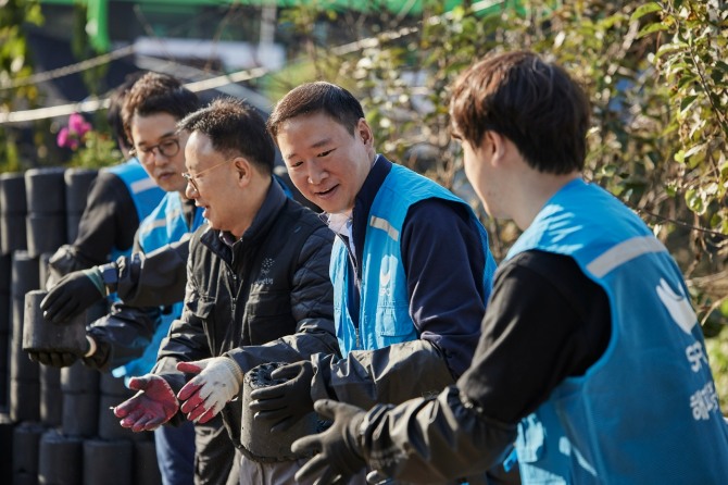 7일 서울 서초구 전원마을 비닐하우스 단지에서 허희수 SPC 부사장(오른쪽에서 둘째)을 비롯한 SPC 임직원들이 연탄 배달을 하고 있다.  /사진=SPC그룹