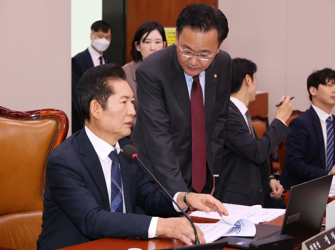 8일 오후 국회에서 속개된 국회 법제사법위원회 전체회의에서 김건희 여사 특검법 등 법안 34건이 야권 주도로 의결 된 뒤 더불어민주당 소속 정청래 위원장과 국민의힘 소속 유상범(오른쪽) 간사가 대화하고 있다. 사진=연합