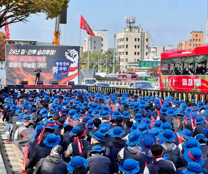 지난달 28일 현대트랜시스 노조원 등 1000여명이 서울 서초구 현대차·기아 양재 사옥 앞 3개 차선을 막고 대형 집회를 여는 모습. 사진=연합뉴스