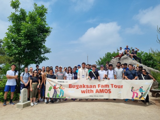 AMOS 경영대학원생들이 북악산 정상에서 포즈를 취하고 있다. 사진=서울관광재단