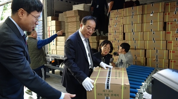 하윤수 부산시교육감(가운데)이 11일 수능문답지를 인수하는 과정을 참관하고 있다. 사진=부산시교육청