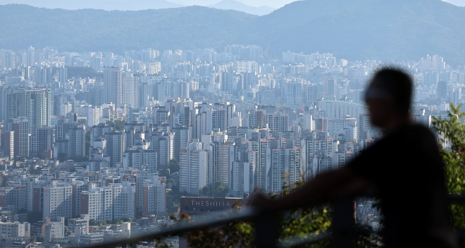 은행권이 주택담보대출을 필두로 전방위 대출 옥죄기를 이어가고 있다. 서울 용산구 남산공원에서 바라본 서울 시내 아파트의 모습. 사진=뉴시스 