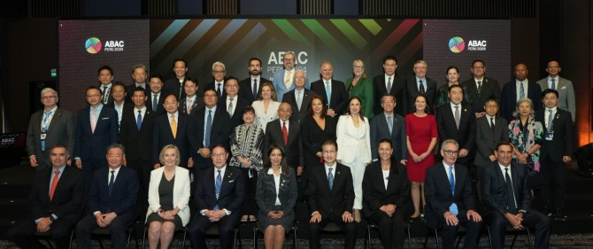 아시아태평양경제협력체(APEC) 기업인자문위원회인 ABAC 의장으로 선출된 조현상 HS효성 부회장(앞줄 왼쪽에서 4번째)이 각국 ABAC의원들과 페루 리마에서 개최된 ABAC 4차 회의에서 기념촬영을 하고 있다. 사진=대한상공회의소