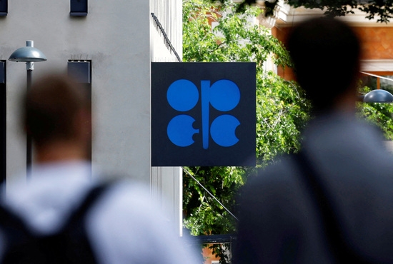 오스트리아 비엔나에 있는 석유수출국기구(OPEC) 본부 밖에 있는 로고. 사진=로이터