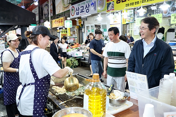 전통시장을 방문한 이동환 고양특례시장. 사진=고양시