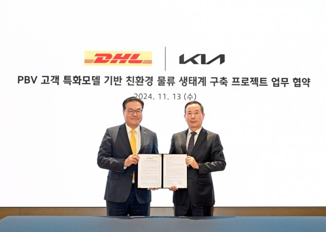 13일 서울 압구정의 체험관인 Kia360에서 DHL코리아와 친환경 물류 운송 혁신 프로젝트 추진을 위한 진행된 업무협약식에서 (왼쪽부터)한지헌 DHL코리아 대표, 정원정 기아 국내사업본부장(부사장)이 협약서를 들고 기념촬영을 하고 있다. 사진=기아