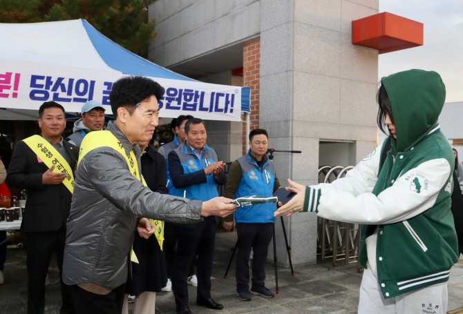 김대중 전남교육감이 14일 시험장을 찾아 수험생을 격려하고 있다. 사진=전남교육청