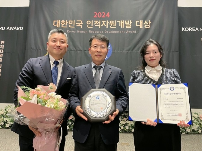 신용화 한국석유공사 경영지원본부장(가운데)이 지난 13일 '2024 대한민국 인적자원개발 대상'에서 한국석유공사의 공공부문 종합대상 수상을 기념해 공사 직원들과 기념 촬영을 하고 있다. 사진=석유공사 