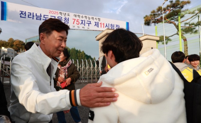 보성군은 14일 아침 김철우 군수와 보성군 청년새마을연대가 벌교고등학교 교문 앞에서 2025학년도 대학수학능력시험을 응시하는 학생들을 격려하기 위해 ‘수험생 응원 커피 트럭 봉사’를 진행했다. 사진=보성군