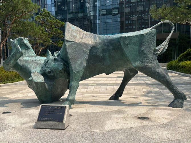 서울 여의도 증권거래소에 있는 황소와 곰이 다투는 청동상. 사진=김성용 기자