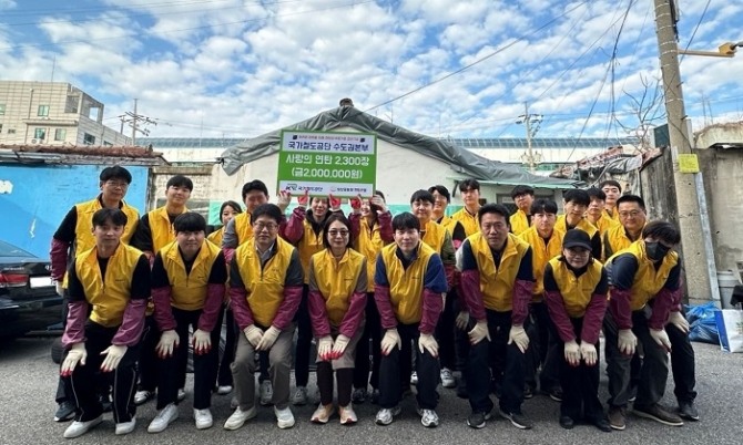 국가철도공단 수도권본부는 15일 서울 노원구 에너지 취약계층을 위해 노사 30명이 함께하는 '사랑의 연탄 후원 및 봉사활동'을 실시했다. 사진=국가철도공단