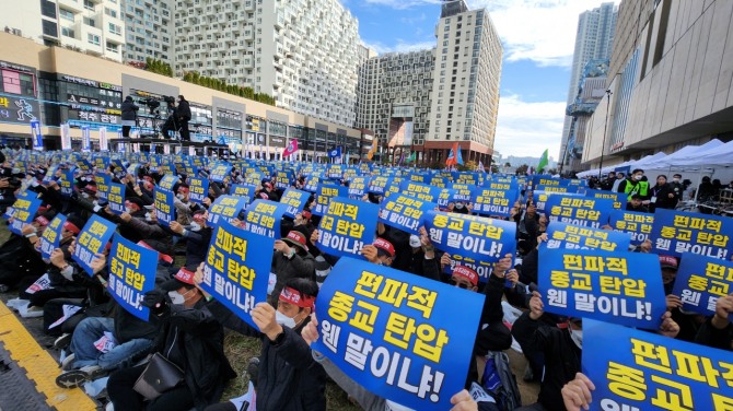 15일 신천지예수교회가 경기도청 앞에서 김동연 지사의 차별 행정에 대한 대규모 규탄 결의대회를 열었다. 사진=이지은 기자