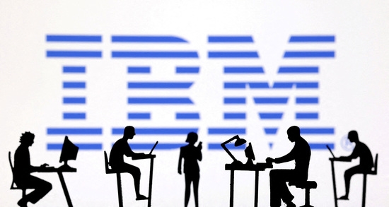 IBM 로고 앞에서 인형들이 컴퓨터와 스마트폰을 다루고 있는 일러스트레이션. 사진=로이터