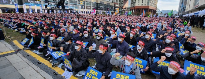 15일 신천지예수교회가 경기도청 앞에서 김동연 지사의 차별 행정에 대한 대규모 규탄 결의대회를 열었다. 사진=이지은 기자