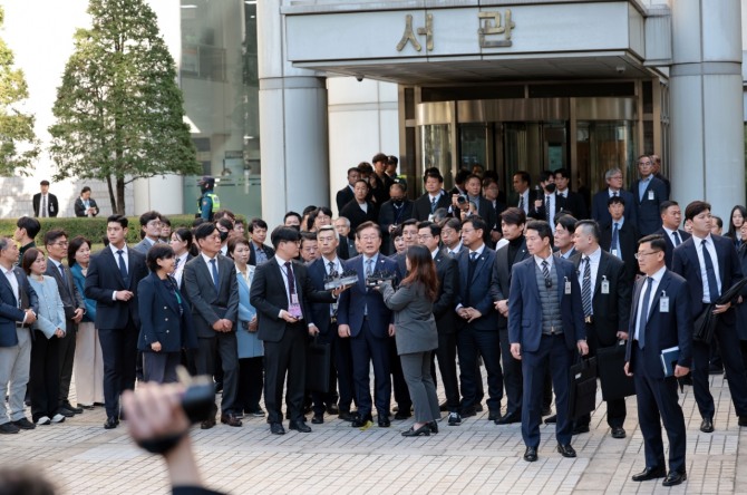 더불어민주당 이재명 대표가 15일 오후 서울 서초구 서울중앙지법에서 열린 공직선거법 위반 혐의 관련 1심 선고 공판을 마친 뒤 취재진 질문에 답하고 있다. 사진=연합뉴스.