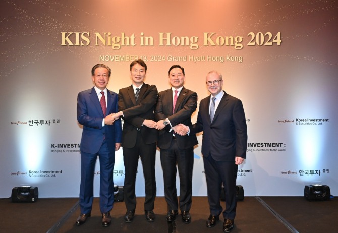 한국투자증권은 지난 13일 홍콩에서 IR행사 'KIS 나잇(KIS Night in Hong Kong 2024)'을 개최했다.(왼쪽부터 엑스디 양 칼라일 아시아 회장, 이복현 금융감독원장, 김성환 한국투자증권 사장, 케빈 스니더 골드만삭스 아시아태평양본부 회장) 사진=한국투자증권