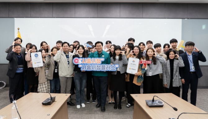 임병택 시흥시장이 지난 15일 글로벌센터에서 시 공식 유튜브 채널에 출연한 직원들과 간담회를 열고 소통의 시간을 가졌다. 사진=시흥시