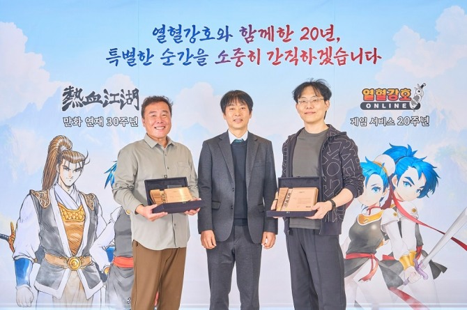 엠게임이 '열혈강호 온라인'의 원작자인 전극진 작가와 양재현 작가에게 감사패를 증정했다. (왼쪽부터)양재현 작가, 엠게임 권이형 대표, 전극진 작가. 사진=엠게임 