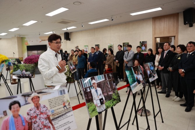 보성군, ‘문화600, 인생한컷 및 국화전시회’ 성황리 개막_‘문화600, 인생한컷 및 국화전시회’에서 김철우 군수가 개막 축사를 하고 있다. 사진=보성군