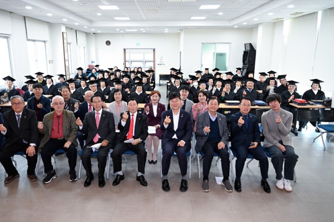 안산시상록구노인지회 는 지난 15일 상록구노인지회 노인대학실에서‘제18회 상록노인대학 졸업식’을 개최했다. 사진=안산시