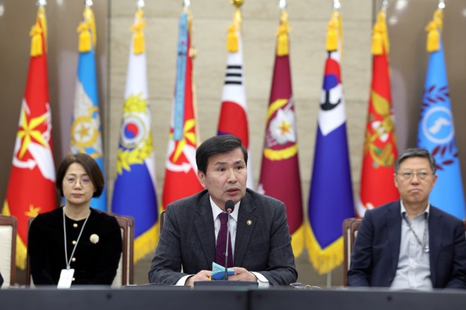 김선호 국방부 차관이 18일 서울 용산구 국방부 대회의실에서 국방부 출입 기자단에게 '윤석열 정부 국방분야 성과 및 향후 추진계획'에 대해 설명하고 있다. 사진=연합뉴스