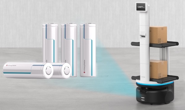 LG에너지솔루션의 원통형 배터리와 베어로보틱스의 자율주행로봇  '카르티'. 사진=LG에너지솔루션