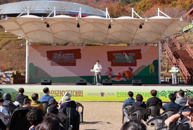 제1회 보성군수배 전국산악자전거 및 국민라이딩 대회 대성황_‘제1회 보성군수배 전국 산악자전거 및 국민라이딩 대회’에서 김철우 군수가 축사를 하고 있다. 사진=보성군