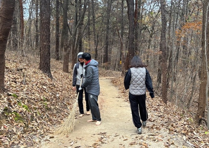 시민들이 직접 설봉산 정상 툇마루 및 황톳길을 청소하고 있다. 사진=이천시