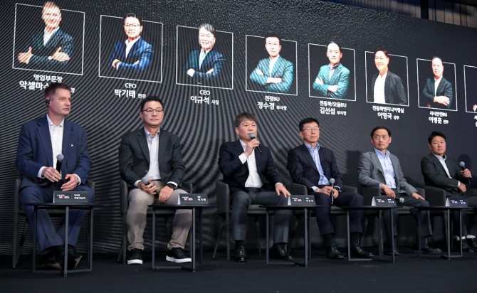 19일 여의도 페어몬트 호텔에서 열린 ‘2024 CEO 인베스터 데이’에서 Q&A 세션 패널로 (왼쪽부터)악셀 마슈카 영업부문 부사장, 박기태 재경부문 전무, 이규석 사장, 정수경 전장BU 부사장, 김선섭 전동화/모듈BU 부사장, 이영국 전동화엔지니어링실 상무가 나선 참석자들의 질문에 답하고 있다. 사진=현대모비스